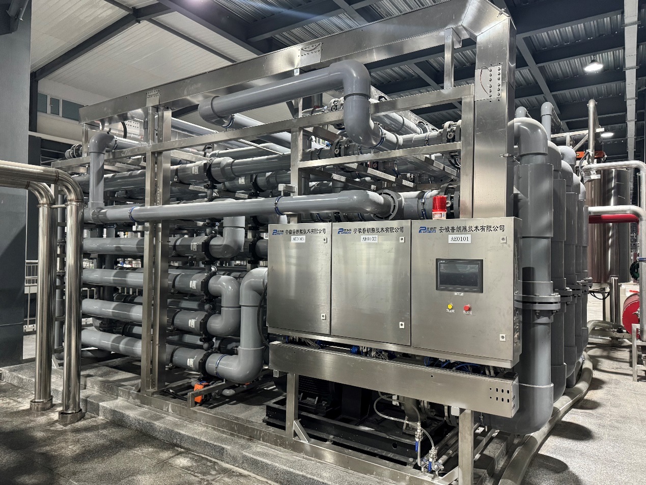Installed continuous membrane separation system for fructose-conversion liquor