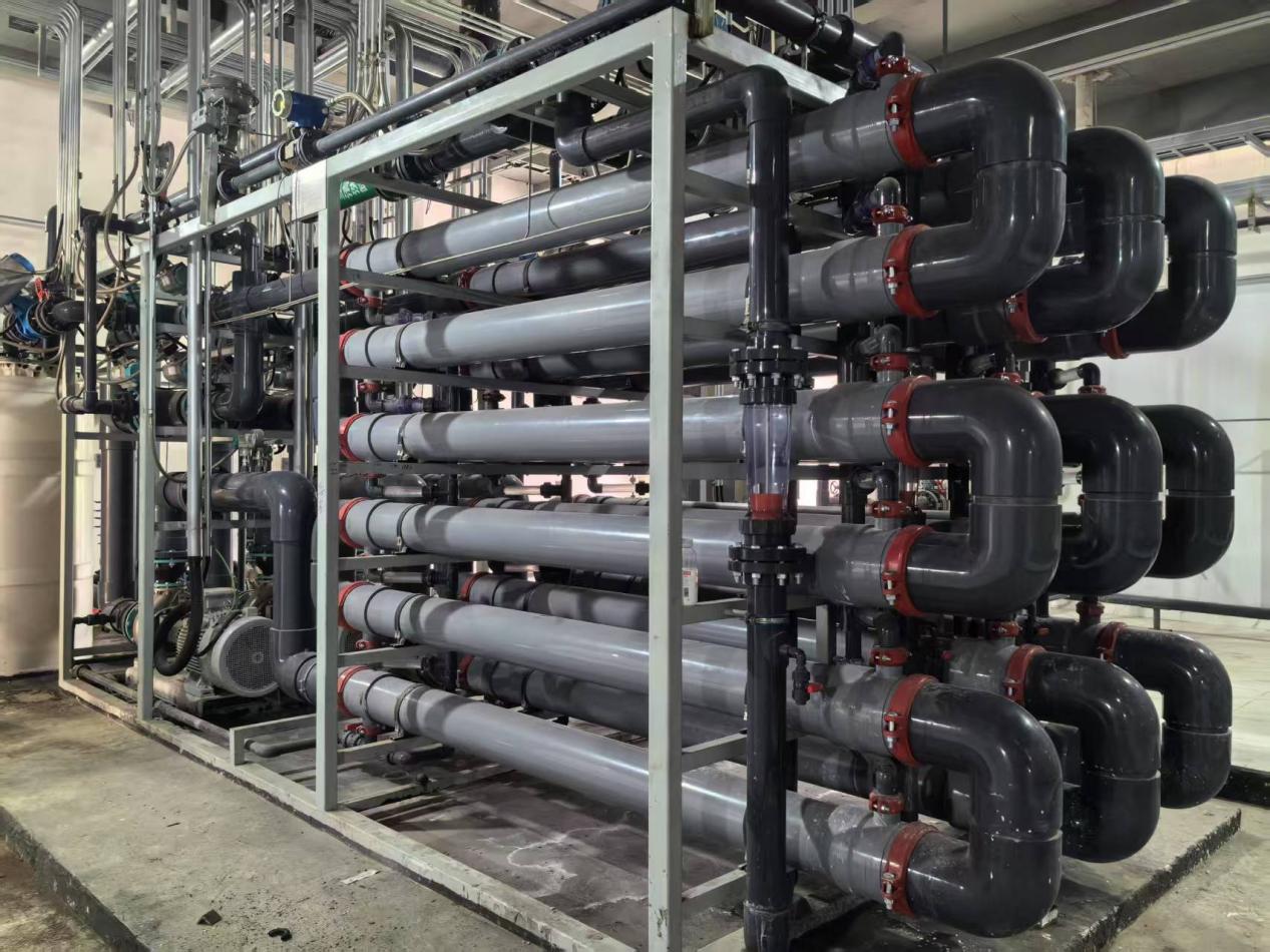 PEK tubular membrane silica-removal and softening system for anonymous mine water